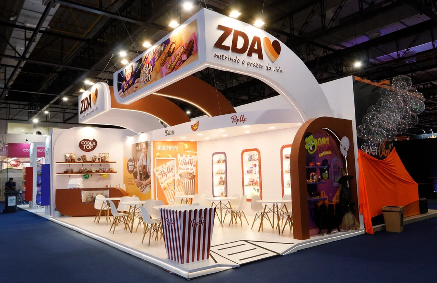 Design de estande de exposição moderno e atraente, destacando elementos criativos e funcionais para eventos.